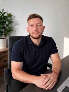 Moteris prie nešiojamojo kompiuterio anglų kalbos pamokų kontaktų skiltyje